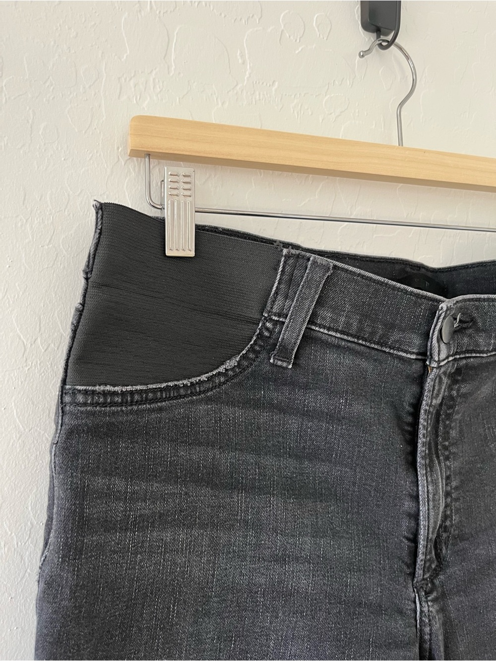 Joe’s Maternity Jeans | The Icon | Midrise Cropped Bootcut | Black Size 30 - Picture 5 of 10
